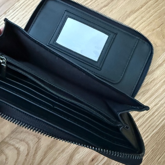 Betsy Johnson Black Zip Wallet with Handle Cowboy Skulls Horseshoe Rodeo - Picture 6 of 7